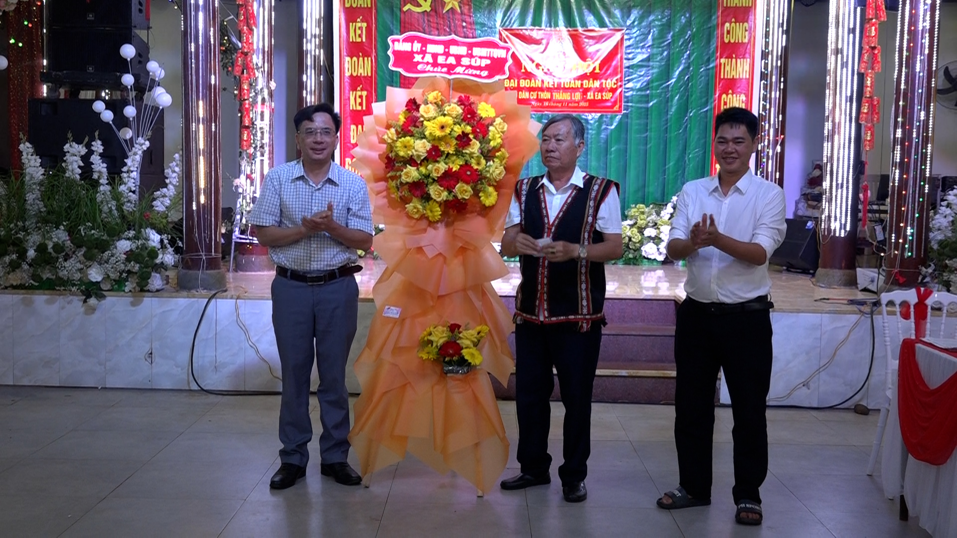 Phó Bí thư Thường trực Đảng ủy Trương Văn Thịnh dự Ngày hội Đại đoàn kết tại thôn Thắng Lợi